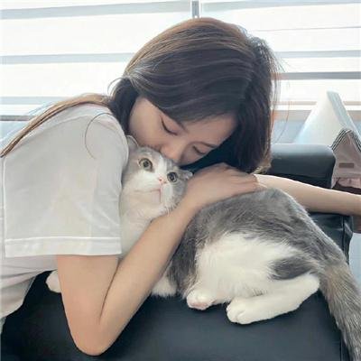 她行走于黑暗中